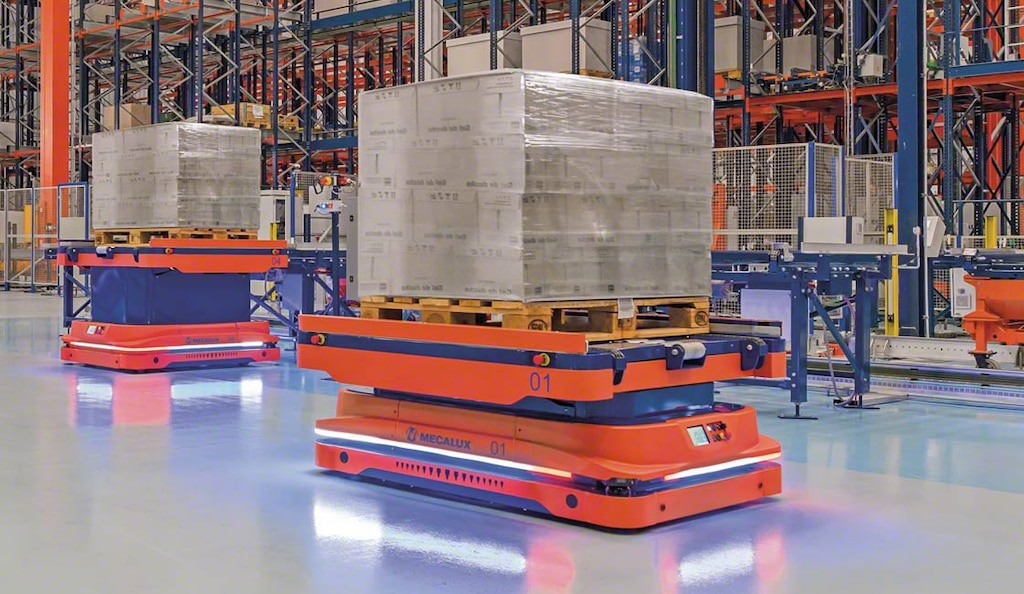 Alcuni modelli di AMR di Mecalux incorporano batterie al litio e un sistema di ricarica induttiva