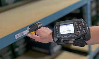 Un ring scanner si adatta al dito di un operatore tramite un cinturino