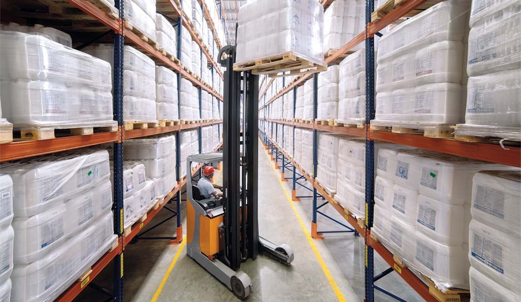 Mantenere elevati standard di sicurezza nell’uso dei carrelli elevatori è fondamentale per evitare incidenti e garantire il corretto svolgimento delle attività del magazzino