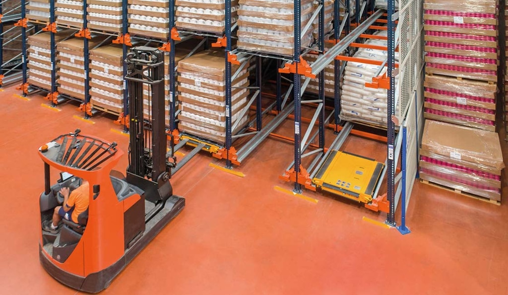 La normativa sui carrelli elevatori stabilisce un quadro di riferimento per garantirne l’uso sicuro sul luogo di lavoro