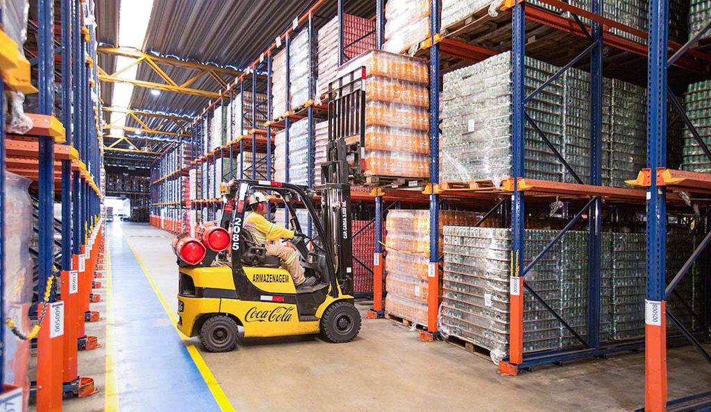 Le scaffalature drive-in sono un sistema di stoccaggio ad accumulo ideale per stoccare numerose unità per referenza