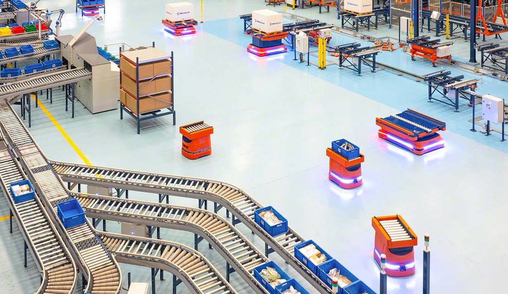 Gli AMR usano lo SLAM per automatizzare e semplificare il trasporto interno delle merci