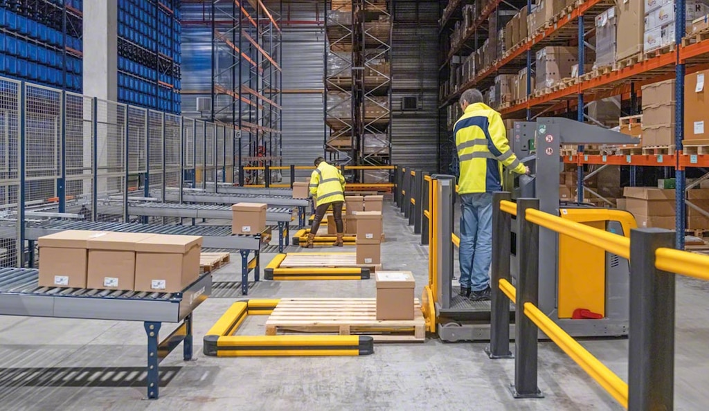 Le strategie di distribuzione mirano a consegnare la merce ai clienti finali in modo efficiente