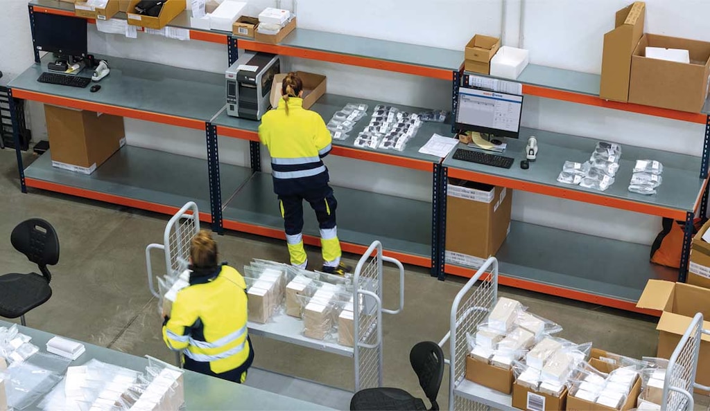 Operatore che controlla la preparazione degli ordini in un magazzino per ridurre al minimo la perdita di tempo di ciclo