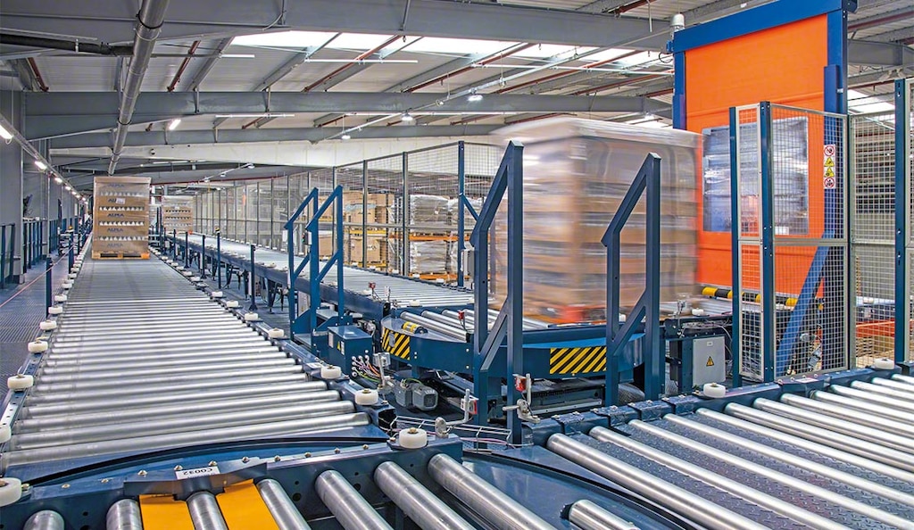 ALPLA ha ottimizzato il trasporto interno tra produzione e magazzino con un circuito di nastri trasportatori