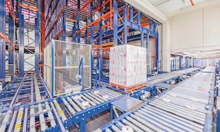Il trasporto interno delle merci in un magazzino si occupa di movimentare prodotti e materiali nei centri logistici