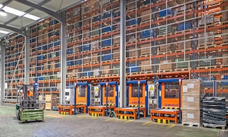 Un warehouse tracking system consente alle aziende di mantenere il controllo completo delle unità del loro inventario