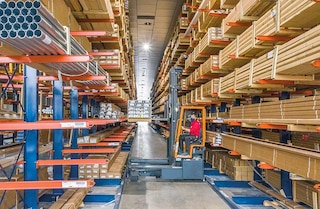 I vantaggi delle scaffalature cantilever di Mecalux sono molteplici: flessibilità, accesso diretto e elevata capacità di carico I vantaggi delle scaffalature cantilever di Mecalux sono molteplici: flessibilità, accesso diretto e elevata capacità di carico
