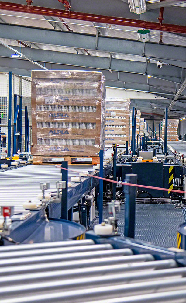 Trasportatori automatici per pallet nel centro logistico di ALPA
