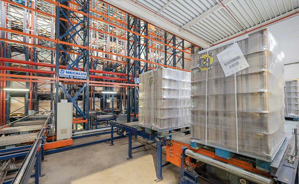 Magazzino automatico dell'azienda leader nel settore del packaging Alzamora Group