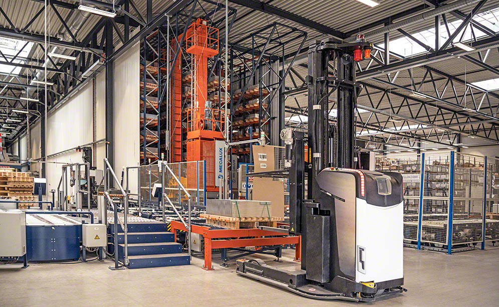 Veicoli automatici AGV di Blechwarenfabrik che connettono magazzino e produzione