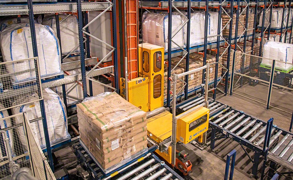 Il trasloelevatore sposta i pallet all'interno dei corridoi di stoccaggio
