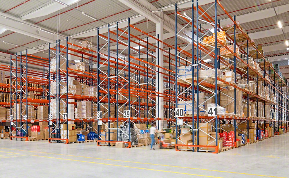 Magazzino e-commerce di Sportisimo in Polonia con materiale sportivo
