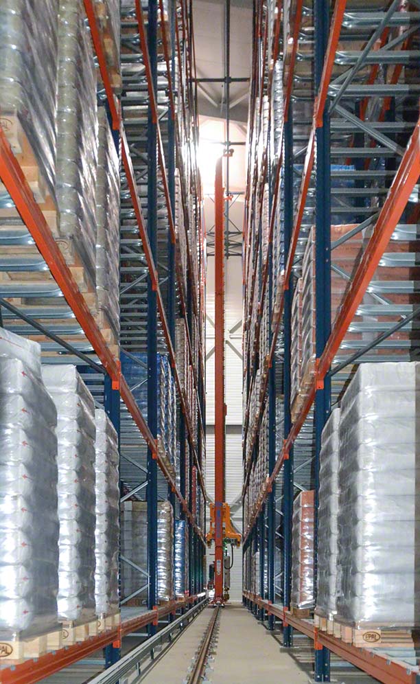 Trasloelevatore per pallet nel magazzino di Paulic Meunerie