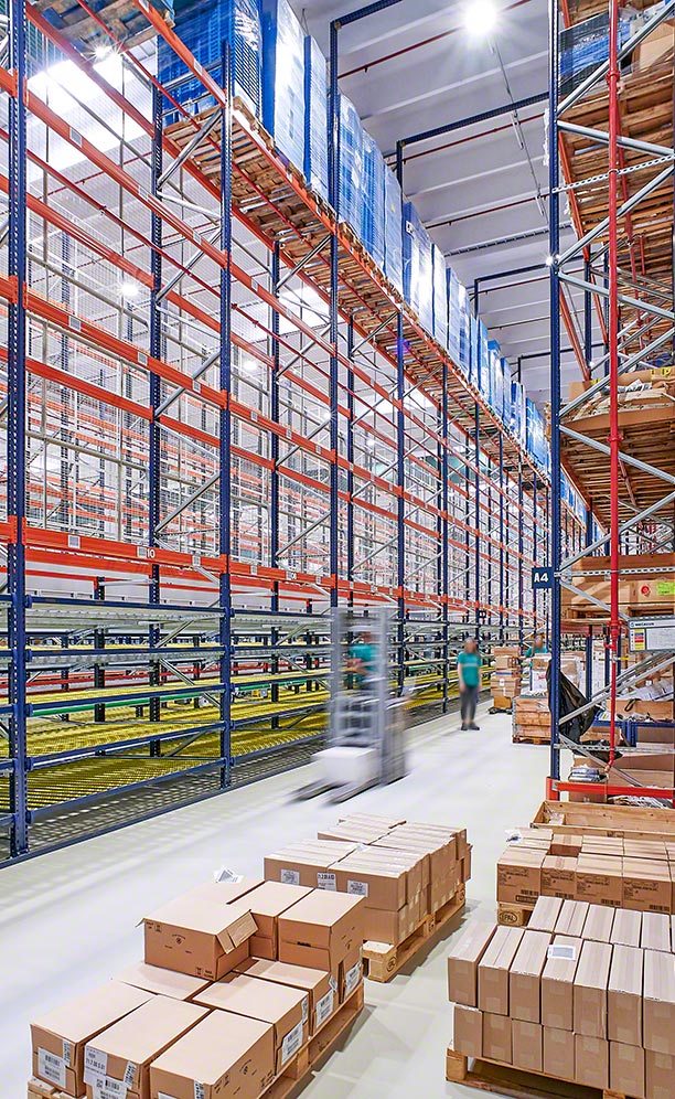 Scaffalatura portapallet con livelli a gravità per picking di Admenta