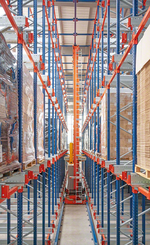 Sistema Pallet Shuttle con trasloelevatore nel magazzino di Verlhac