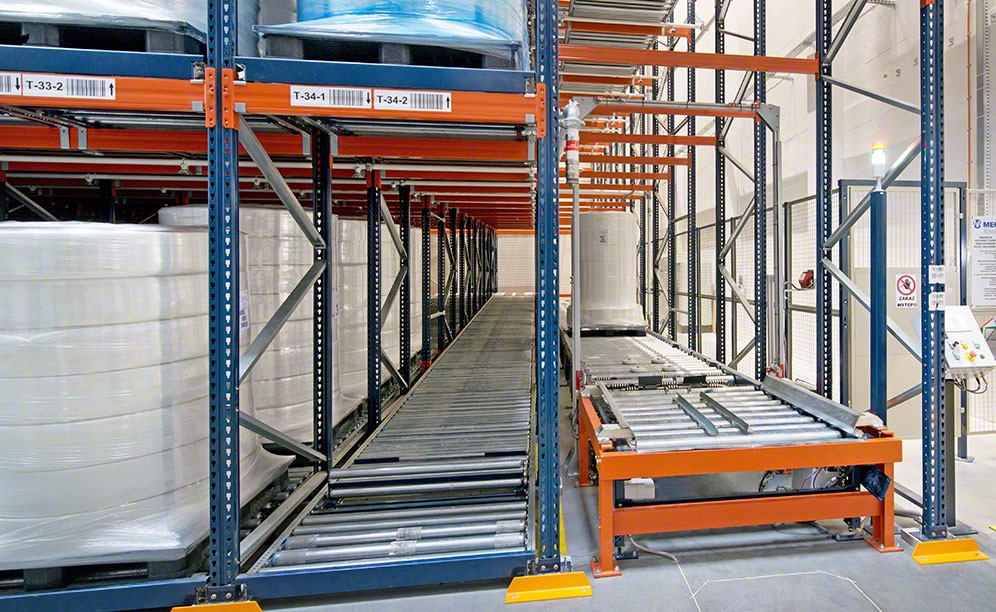 I trasportatori collegano il magazzino con le linee di produzione di EcoWipes