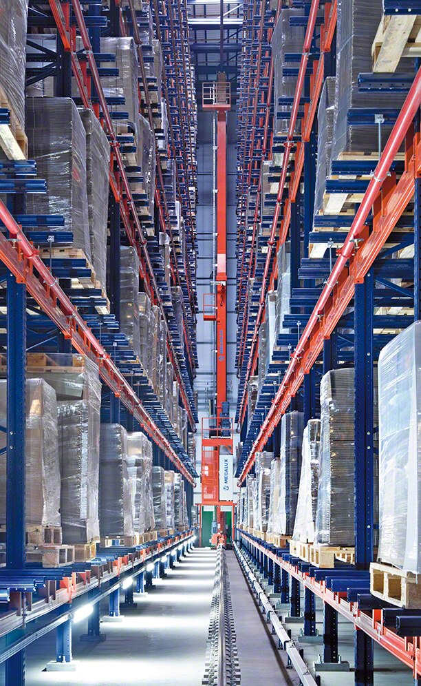 Trasloelevatore automatico progettato a misura secondo le necessità di WOK