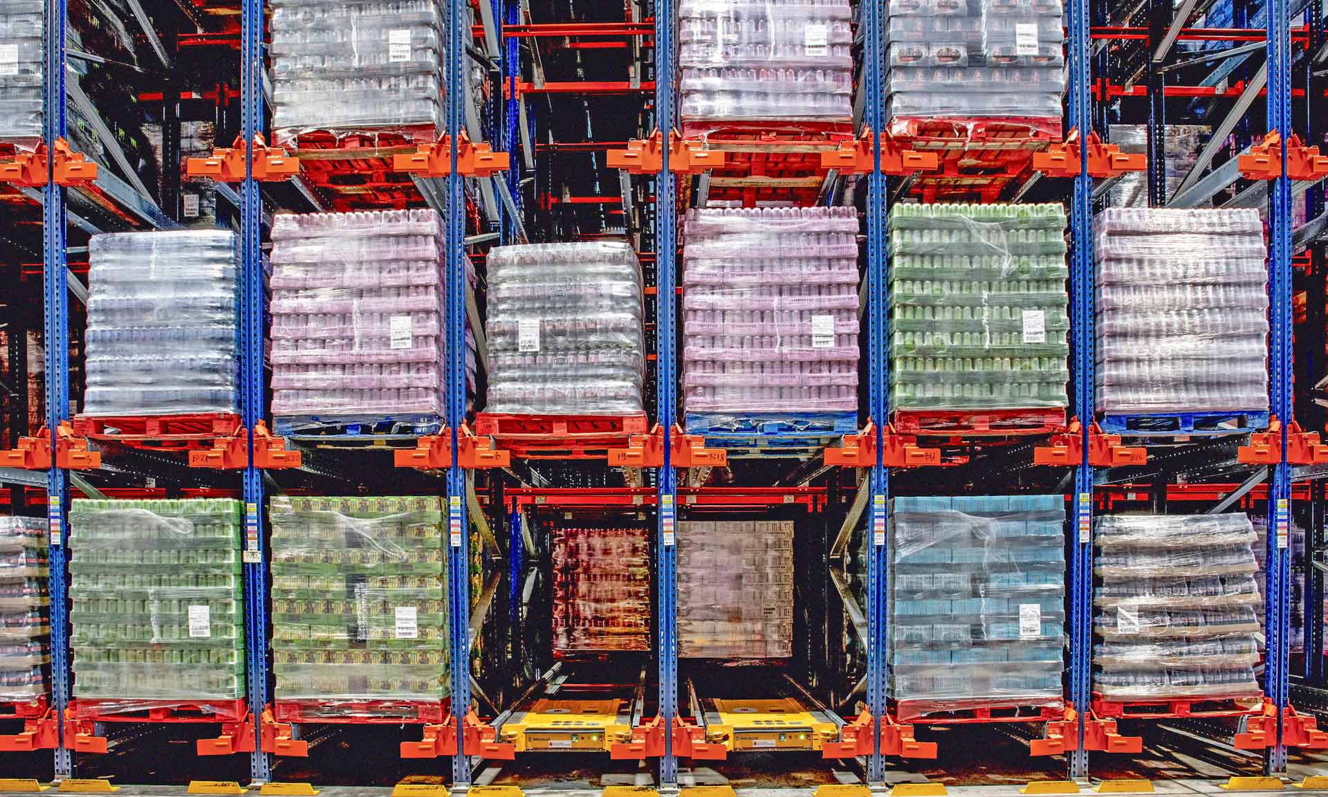 Mecalux aumenta lo stoccaggio delle bevande di Coca-Cola HBC con la tecnologia Pallet Shuttle