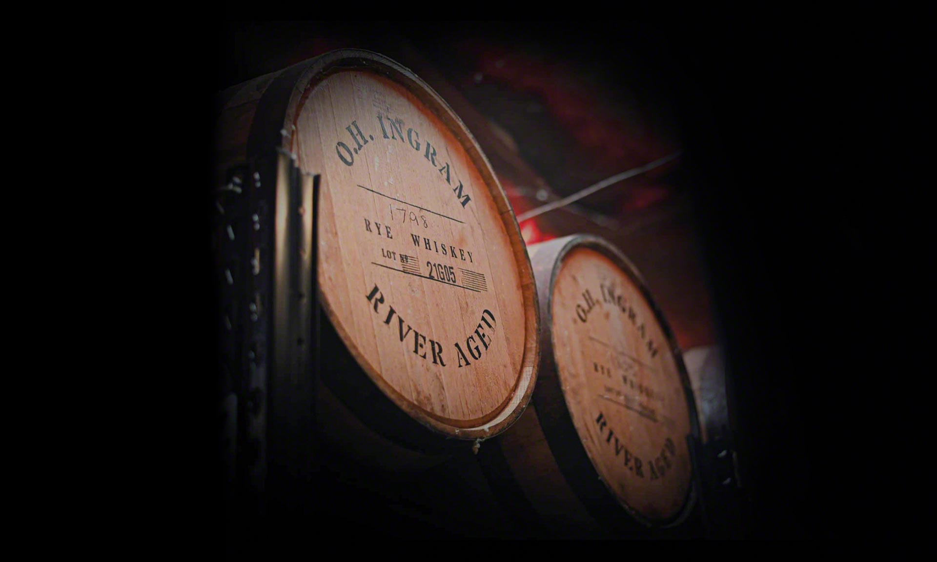 Ingram Whiskey rinnova il magazzino galleggiante sul fiume Mississippi Ingram Whiskey rinnova il magazzino galleggiante sul fiume Mississippi