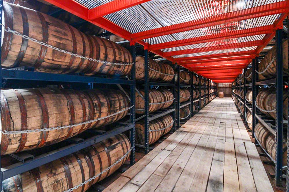 Scaffalature per botti e fusti nel magazzino galleggiante di Ingram Whiskey