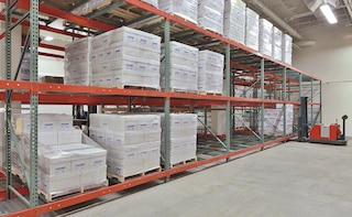 College of DuPage ottimizza lo stoccaggio di carta e forniture con Mecalux