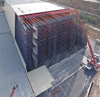 L’installazione di scaffalature a grande altezza è comune nei magazzini autoportanti