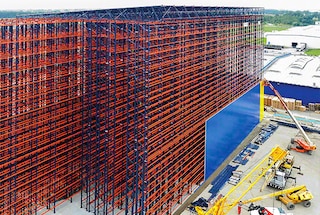 L'installazione dei rivestimenti inizia dopo l'installazione delle prime scaffalature