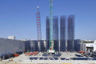 Il montaggio della struttura comincia con l’installazione delle scaffalature autoportanti