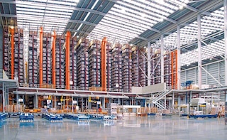 Magazzino del leader del settore della ceramica Gruppo Porcelanosa a Vila-real (Spagna)
