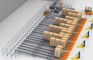 La movimentazione di pallet può alimentare un’area di canali a gravità tramite l’implementazione di una navetta