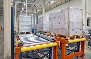 La stazione di ispezione in entrata controlla che le dimensioni, il peso e le condizioni dei pallet siano conformi alle specifiche dell'impianto