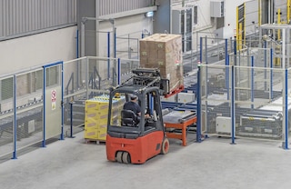 Le rulliere motorizzate per pallet sono un sistema versatile e modulare, in grado di adattarsi a qualsiasi distribuzione del magazzino