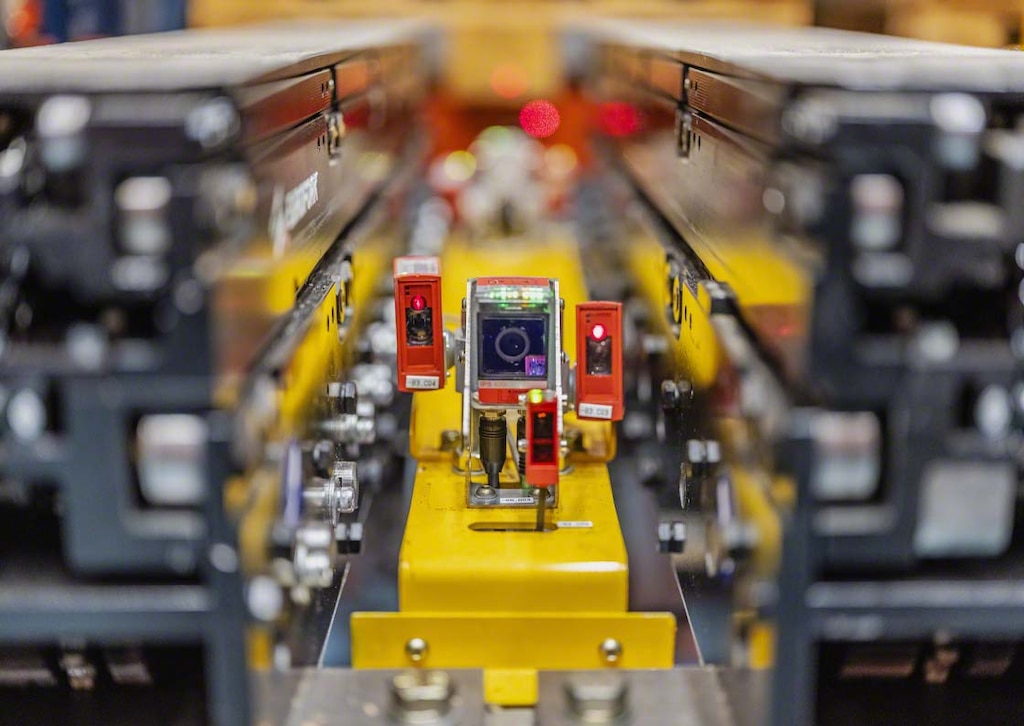 Sistema di posizionamento avanzato dei trasloelevatore per pallet di Mecalux