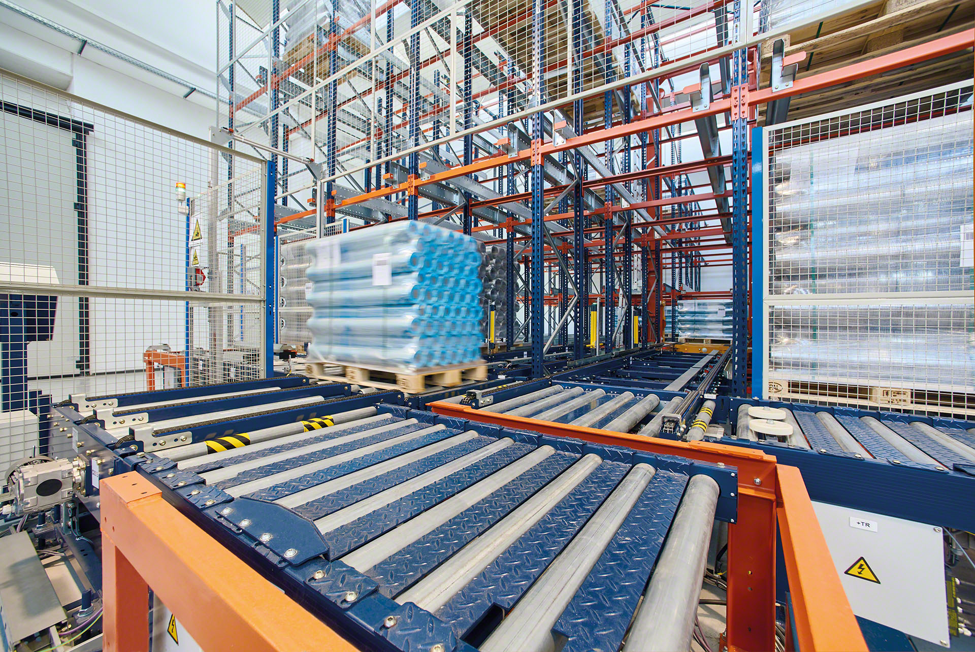 I pallet shuttle automatici di solito sono collegati ad altri sistemi di trasporto automatici come i trasportatori