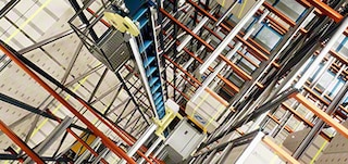 Gli elevatori muovono la navetta tra i livelli Gli elevatori muovono la navetta tra i livelli