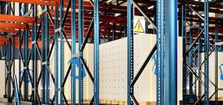 Le spalle e i correnti compongono le scaffalature in cui vengono depositati i pallet