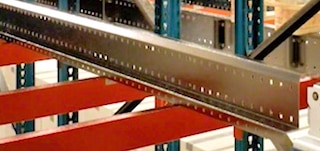 I binari permettono la circolazione dello shuttle 3D nelle corsie e nei canali I binari permettono la circolazione dello shuttle 3D nelle corsie e nei canali
