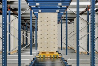 Lo shuttle multidirezionale si sposta attraverso le scaffalature Lo shuttle multidirezionale si sposta attraverso le scaffalature