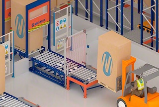 Un pallet arriva al blocco di scaffalature tramite il circuito di trasportatori Un pallet arriva al blocco di scaffalature tramite il circuito di trasportatori