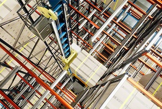 Se necessario, lo shuttle 3D sposta il pallet a un livello superiore Se necessario, lo shuttle 3D sposta il pallet a un livello superiore