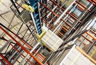 Se necessario, lo shuttle 3D sposta il pallet a un livello superiore