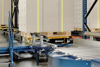 Uno shuttle 3D preleva il pallet e inizia il percorso Uno shuttle 3D preleva il pallet e inizia il percorso