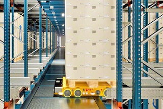 Il Pallet Shuttle 3D arriva all’ubicazione assegnata per depositare il pallet Il Pallet Shuttle 3D arriva all’ubicazione assegnata per depositare il pallet
