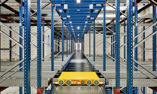 Lo shuttle 3D può circolare con autonomia nelle corsie delle scaffalature Lo shuttle 3D può circolare con autonomia nelle corsie delle scaffalature