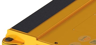 La piattaforma di elevazione solleva il pallet per muoverlo all’interno del canale La piattaforma di elevazione solleva il pallet per muoverlo all’interno del canale