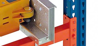 I binari si ubicano all’interno dei canali di stoccaggio del sistema Pallet Shuttle automatico