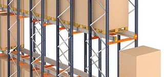 Le spalle e i correnti compongono la scaffalatura del sistema Pallet Shuttle automatico