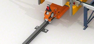 I binari guidano il percorso del trasloelevatore lungo il corridoio di lavoro I binari guidano il percorso del trasloelevatore lungo il corridoio di lavoro