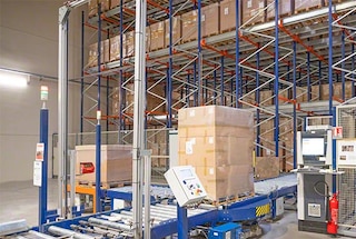 Il pallet entra nel magazzino tramite un circuito di trasportatori